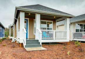 Eugene and Ariel`s Cottage - Oyhut Bay Seaside Village
